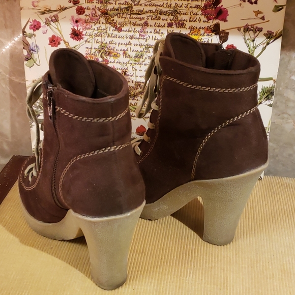 Brown lace up rubber sole ankle boots - Picture 2 of 6